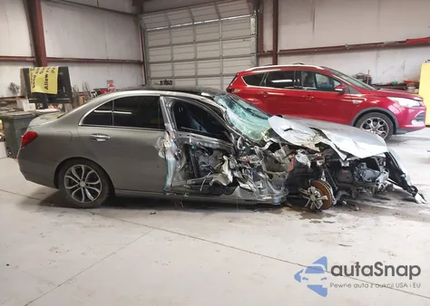 2015 Mercedes-Benz C 300 4Matic z USA, uszkodzony, nr VIN 55SWF4KB3FU016152